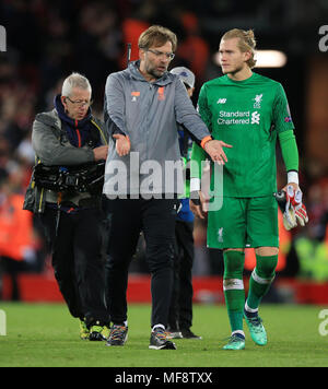 Liverpool manager Jurgen Klopp parla a Liverpool portiere Karius Loris dopo la UEFA Champions League, Semi finale prima gamba corrispondono ad Anfield, Liverpool. Foto Stock