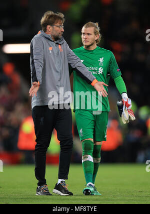 Liverpool manager Jurgen Klopp parla a Liverpool portiere Karius Loris dopo la UEFA Champions League, Semi finale prima gamba corrispondono ad Anfield, Liverpool. Foto Stock