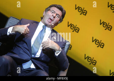 Sao Paulo, Brasile. 24 apr, 2018. Il presidente del Tribunale Supremo Elettorale (TSE) e Supremo Tribunale Federale (STF) ministro Luiz Fux partecipa a una discussione sul cosiddetto ''fake news'' promosso da Veja Magazine nel teatro di Santander in Sao Paulo Credito: Dario Oliveira/ZUMA filo/Alamy Live News Foto Stock