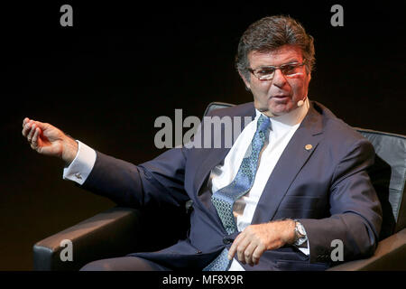 Sao Paulo, Brasile. 24 apr, 2018. Il presidente del Tribunale Supremo Elettorale (TSE) e Supremo Tribunale Federale (STF) ministro Luiz Fux partecipa a una discussione sul cosiddetto ''fake news'' promosso da Veja Magazine nel teatro di Santander in Sao Paulo Credito: Dario Oliveira/ZUMA filo/Alamy Live News Foto Stock