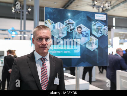 Hannover. 23 apr, 2018. Foto realizzata il 23 aprile 2018 mostra Jan Mrosik, chief executive officer di Siemens fabbrica digitale, durante la fiera di Hannover 2018 di Hannover, Germania. La digitalizzazione è distruttivo per le industrie mediante la generazione di entrambe le enormi opportunità e rischi per le aziende, Jan Mrosik Xinhua ha detto in un intervista rilasciata durante la fiera di Hannover a partire dal lunedì. Credito: Shan Yuqi/Xinhua/Alamy Live News Foto Stock