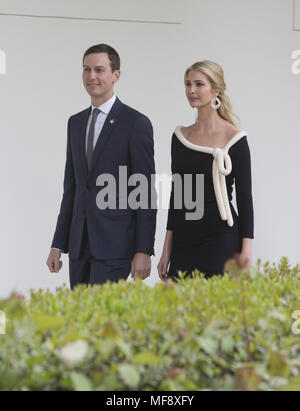 Washington, Distretto di Columbia, Stati Uniti d'America. 24 apr, 2018. Consiglieri presidenziali Jared Kushner e Ivanka Trump a piedi il colonnato alla Casa Bianca mentre partecipavo a una visita di Stato del presidente francese Emmanuel Macron a Washington DC, 24 aprile 2018. Credito: Chris Kleponis/Piscina via CNP Credito: Chris Kleponis/CNP/ZUMA filo/Alamy Live News Foto Stock