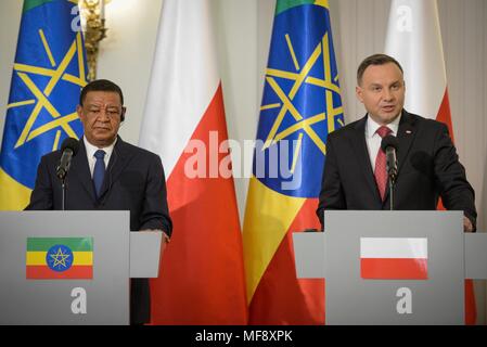 Varsavia. 24 apr, 2018. Presidente polacco Andrzej Duda (R) parla durante una conferenza stampa con la visita in Etiopia il Presidente Mulatu Teshome al Palazzo Presidenziale a Varsavia in Polonia il 24 aprile 2018. Credito: Jaap Arriens/Xinhua/Alamy Live News Foto Stock