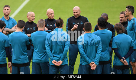 24 aprile 2018, Germania, Monaco di Baviera: Zinedine Zidane (C, R-L), allenatore del Real Madrid, David Bettoni, assistente allenatore e Antonio Pintus, fitness coach del Real Madrid, parlando alla squadra durante la fase finale di formazione presso l'Arena Allianz. Il Real Madrid è giocando contro il Bayern Monaco in Champions League semifinali partita il 25 aprile 2018. Foto: Andreas Gebert/dpa Foto Stock