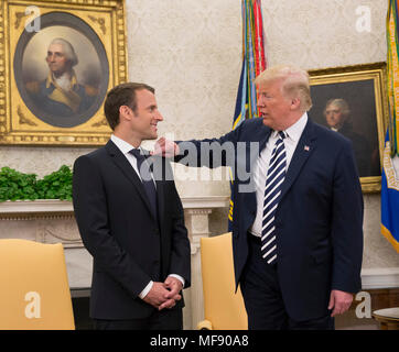 Il Presidente degli Stati Uniti, Trump salviette di lanugine dal presidente francese Emmanuel Macron in una riunione nel corso di una visita di Stato alla Casa Bianca di Washington, DC, 24 aprile 2018. Credito: Chris Kleponis/Piscina via CNP /MediaPunch Foto Stock