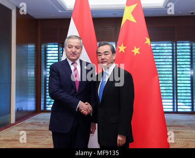 Pechino, Cina. 24 apr, 2018. Cinese il consigliere di Stato e Ministro degli Esteri Wang Yi (R) tiene colloqui con tagiko Ministro degli Esteri Sirojidin Aslov a Pechino Capitale della Cina, 24 aprile 2018. Credito: Chen Yehua/Xinhua/Alamy Live News Foto Stock