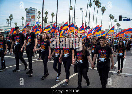 Los Angeles, Stati Uniti d'America. Il 24 aprile 2018. Migliaia marzo a Los Angeles per contrassegnare 103 anniversario del genocidio del popolo armeno Credito: Nick Savander/Alamy Live News Foto Stock