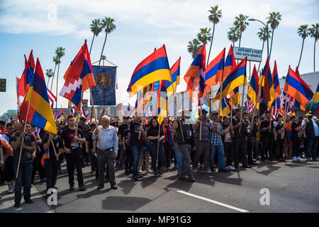 Los Angeles, Stati Uniti d'America. Il 24 aprile 2018. Migliaia marzo a Los Angeles per contrassegnare 103 anniversario del genocidio del popolo armeno Credito: Nick Savander/Alamy Live News Foto Stock