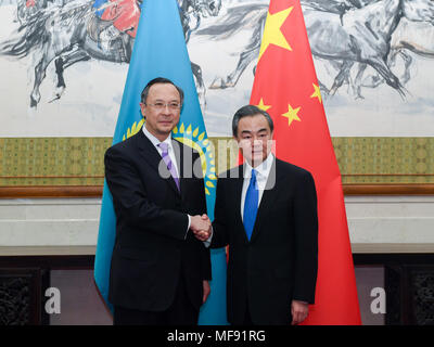 Pechino, Cina. 24 apr, 2018. Cinese il consigliere di Stato e Ministro degli Esteri Wang Yi (R) tiene colloqui con il kazako Ministro degli Esteri Kairat Abdrakhmanov a Pechino Capitale della Cina, 24 aprile 2018. Credito: Chen Yehua/Xinhua/Alamy Live News Foto Stock