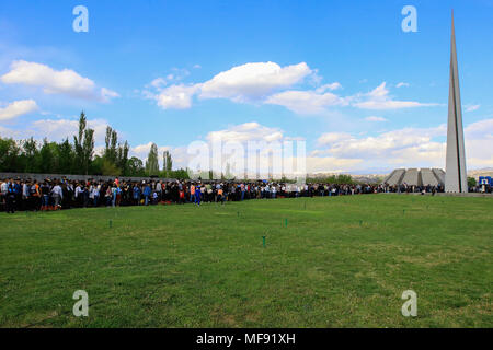 Yerevan, Armenia. 24 apr, 2018. Le persone che frequentano una cerimonia di 103 anniversario del genocidio armeno, a Yerevan, Armenia, il 24 aprile 2018. Armenia martedì ha commemorato il 103 anniversario del genocidio dall'Impero Ottomano, durante la quale circa un milione e mezzo di armeni furono uccisi. Credito: Gevorg Ghazaryan/Xinhua/Alamy Live News Foto Stock