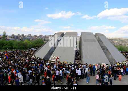 Yerevan, Armenia. 24 apr, 2018. Le persone che frequentano una cerimonia di 103 anniversario del genocidio armeno, a Yerevan, Armenia, il 24 aprile 2018. Armenia martedì ha commemorato il 103 anniversario del genocidio dall'Impero Ottomano, durante la quale circa un milione e mezzo di armeni furono uccisi. Credito: Gevorg Ghazaryan/Xinhua/Alamy Live News Foto Stock