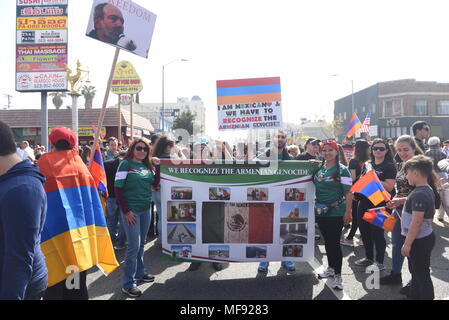 Los Angeles, Stati Uniti d'America. Aprile 24, 2018 - LOS ANGELES - il popolo messicano la partecipazione e la solidarietà verso gli Armeni con manifesti durante la commemorazione del genocidio armeno del 24 aprile. Piccola Armenia è una comunità che è parte del distretto di Hollywood di Los Angeles, California. Credito: Hayk Shalunts/Alamy Live News Foto Stock