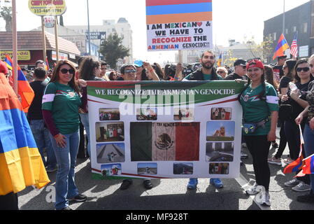 Los Angeles, Stati Uniti d'America. Aprile 24, 2018 - LOS ANGELES - il popolo messicano la partecipazione e la solidarietà verso gli Armeni con manifesti durante la commemorazione del genocidio armeno del 24 aprile. Piccola Armenia è una comunità che è parte del distretto di Hollywood di Los Angeles, California. Credito: Hayk Shalunts/Alamy Live News Foto Stock