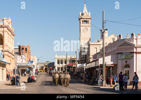 Charters Towers, Australia. Aprile 25, 2018 - Charters Towers, Australia: soldati portando l'Anzac Day marzo in Charters Towers, Queensland, Australia Credit: Sheralee Stoll/Alamy Live News Foto Stock