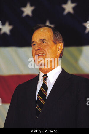 Spartanburg, South Carolina, Stati Uniti d'America. 12 Giugno, 1988. Ex Presidente degli Stati Uniti George H. W. Bush all'Università della Carolina del Sud di campagna elettorale. Credito: Catherine Bauknight/ZUMAPRESS.com/Alamy Live News Foto Stock