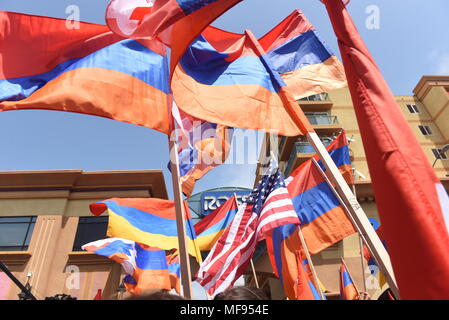 Los Angeles, Stati Uniti d'America. Aprile 24, 2018 - LOS ANGELES - bandiere nazionali di Armenia e USA durante il 103 anniversario commemorazione del genocidio armeno del 24 aprile. Piccola Armenia è una comunità che è parte del distretto di Hollywood di Los Angeles, California. Credito: Hayk Shalunts/Alamy Live News Foto Stock