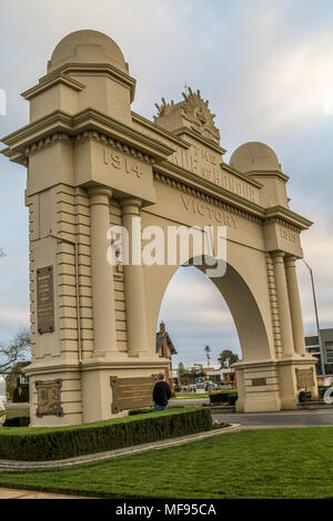 Ballarat, Victoria, Australia. Xxv Aprile 2018. Anzac Day cerimonie in tutta la regione di Ballarat - 2018 segna il 103 anniversario dell'Australia e della Nuova Zelanda le forze di atterraggio su Gallipoli durante la Prima Guerra Mondiale. Credito: Brett keating/Alamy Live News Foto Stock