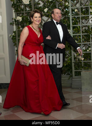 Washington, Distretto di Columbia, Stati Uniti d'America. 24 apr, 2018. Marillyn Hewson, Presidente e Chief Executive Officer di Lockheed Martin Corporation, e il sig. James Hewson arrivare per lo stato la cena in onore di una cena in onore di Presidente Emmanuel Macron della Repubblica francese e la Sig.ra Brigitte Macron alla Casa Bianca di Washington, DC martedì, 24 Aprile 2018.Credit: Ron Sachs/CNP Credito: Ron Sachs/CNP/ZUMA filo/Alamy Live News Foto Stock