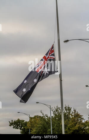 Ballarat, Victoria, Australia. Xxv Aprile 2018. Anzac Day cerimonie in tutta la regione di Ballarat - 2018 segna il 103 anniversario dell'Australia e della Nuova Zelanda le forze di atterraggio su Gallipoli durante la Prima Guerra Mondiale. Credito: Brett keating/Alamy Live News Foto Stock