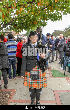 Ballarat, Victoria, Australia. Xxv Aprile 2018. Anzac Day cerimonie in tutta la regione di Ballarat - 2018 segna il 103 anniversario dell'Australia e della Nuova Zelanda le forze di atterraggio su Gallipoli durante la Prima Guerra Mondiale. Credito: Brett keating/Alamy Live News Foto Stock