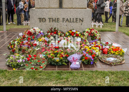 Ballarat, Victoria, Australia. Xxv Aprile 2018. Anzac Day cerimonie in tutta la regione di Ballarat - 2018 segna il 103 anniversario dell'Australia e della Nuova Zelanda le forze di atterraggio su Gallipoli durante la Prima Guerra Mondiale. Credito: Brett keating/Alamy Live News Foto Stock