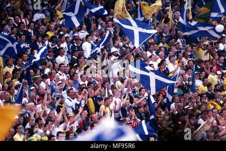 Coppa del Mondo FIFA - Italia 1990 20.6.1990, Stadio Delle Alpi, Torino, Italia. Il Brasile v Scozia. Scozia sostenitori. Foto Stock