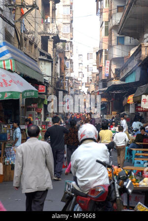 (180425) -- HAIKOU, Aprile 25, 2018 (Xinhua) -- File foto scattata nel Febbraio 3, 2005 mostra la Qilou antica strada in Haikou, capitale della Cina del sud della provincia di Hainan. Nanyang-style Qilou edifici sono balcone-tipo locatario degli edifici sia per uso domestico e commerciale. Primo piano di una casa Qilou è utilizzato come un negozio, e parte del secondo piano si blocca sul primo piano ed è sostenuto da colonne, formando un rifugio nella parte anteriore del negozio. La gente vive ai piani superiori. Case Qilou linea fino a formare una strada dello shopping, lasciando sovrasta su entrambi i lati della strada al riparo i pedoni. (Xi Foto Stock