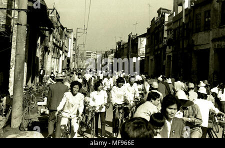 (180425) -- HAIKOU, Aprile 25, 2018 (Xinhua) -- File foto scattata il 8 gennaio, 1989 mostra la Qilou edifici su Boai road in Haikou, capitale della Cina del sud della provincia di Hainan. Nanyang-style Qilou edifici sono balcone-tipo locatario degli edifici sia per uso domestico e commerciale. Primo piano di una casa Qilou è utilizzato come un negozio, e parte del secondo piano si blocca sul primo piano ed è sostenuto da colonne, formando un rifugio nella parte anteriore del negozio. La gente vive ai piani superiori. Case Qilou linea fino a formare una strada dello shopping, lasciando sovrasta su entrambi i lati della strada per shelter pedestri Foto Stock