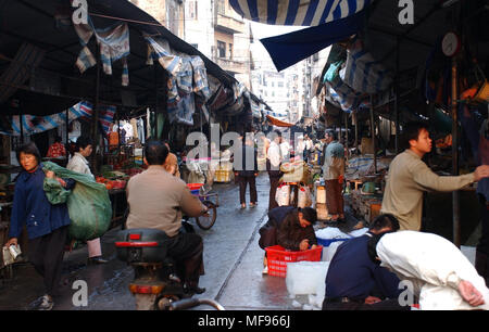 (180425) -- HAIKOU, Aprile 25, 2018 (Xinhua) -- File foto scattata nel Febbraio 3, 2005 mostra la Qilou antica strada in Haikou, capitale della Cina del sud della provincia di Hainan. Nanyang-style Qilou edifici sono balcone-tipo locatario degli edifici sia per uso domestico e commerciale. Primo piano di una casa Qilou è utilizzato come un negozio, e parte del secondo piano si blocca sul primo piano ed è sostenuto da colonne, formando un rifugio nella parte anteriore del negozio. La gente vive ai piani superiori. Case Qilou linea fino a formare una strada dello shopping, lasciando sovrasta su entrambi i lati della strada al riparo i pedoni. (Xi Foto Stock