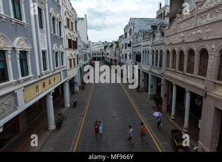 (180425) -- HAIKOU, Aprile 25, 2018 (Xinhua) -- File foto scattata il 10 giugno 2016 mostra il rinnovato Qilou antica strada in Haikou, capitale della Cina del sud della provincia di Hainan. Nanyang-style Qilou edifici sono balcone-tipo locatario degli edifici sia per uso domestico e commerciale. Primo piano di una casa Qilou è utilizzato come un negozio, e parte del secondo piano si blocca sul primo piano ed è sostenuto da colonne, formando un rifugio nella parte anteriore del negozio. La gente vive ai piani superiori. Case Qilou linea fino a formare una strada dello shopping, lasciando sovrasta su entrambi i lati della strada per shelter piedi Foto Stock