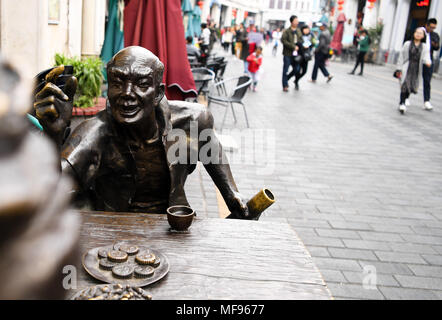 (180425) -- HAIKOU, Aprile 25, 2018 (Xinhua) -- i turisti a piedi sul Qilou antica strada in Haikou, capitale del sud della Cina di Hainan Provincia, Feb 12, 2018. Nanyang-style Qilou edifici sono balcone-tipo locatario degli edifici sia per uso domestico e commerciale. Primo piano di una casa Qilou è utilizzato come un negozio, e parte del secondo piano si blocca sul primo piano ed è sostenuto da colonne, formando un rifugio nella parte anteriore del negozio. La gente vive ai piani superiori. Case Qilou linea fino a formare una strada dello shopping, lasciando sovrasta su entrambi i lati della strada al riparo i pedoni. (Xinhua/Ya Foto Stock