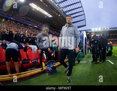 Liverpool, Regno Unito. 24 Aprile, 2018. Liverpool. Xxv Aprile, 2018. Liverpool manager Jurgen Klopp guarda sul davanti della UEFA Champions League semifinali prima gamba match tra Liverpol FC e come Roma a Anfield Stadium di Liverpool, in Gran Bretagna il 24 aprile 2018. Liverpool ha vinto 5-2. Credito: Xinhua/Alamy Live News Credito: Xinhua/Alamy Live News Foto Stock