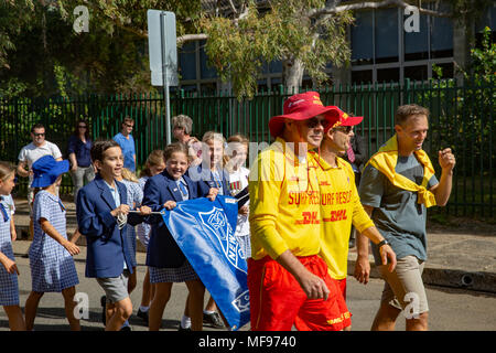 Sydney, Australia. Mercoledì 25 Aprile 2018, Sydney, Australia. ANZAC Day marzo e servizio in Avalon Beach per ricordare coloro che sono morti da Australia e Nuova Zelanda le forze di difesa nei conflitti del passato. Credito: martin berry/Alamy Live News Foto Stock