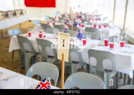 Sydney, Australia. Mercoledì 25 Aprile 2018, Sydney, Australia. ANZAC Day marzo e servizio in Avalon Beach per ricordare coloro che sono morti da Australia e Nuova Zelanda le forze di difesa nei conflitti del passato. Credito: martin berry/Alamy Live News Foto Stock