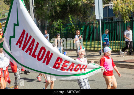 Sydney, Australia. Mercoledì 25 Aprile 2018, Sydney, Australia. ANZAC Day marzo e servizio in Avalon Beach per ricordare coloro che sono morti da Australia e Nuova Zelanda le forze di difesa nei conflitti del passato. Credito: martin berry/Alamy Live News Foto Stock
