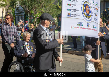 Sydney, Australia. Mercoledì 25 Aprile 2018, Sydney, Australia. ANZAC Day marzo e servizio in Avalon Beach per ricordare coloro che sono morti da Australia e Nuova Zelanda le forze di difesa nei conflitti del passato. Credito: martin berry/Alamy Live News Foto Stock