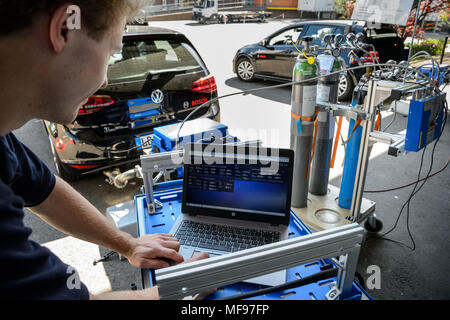 17 aprile 2018, Stuttgart, Germania: un dipendente Bosch legge i risultati dei test su un computer. Un nuovo tipo di tecnologia diesel viene testato che secondo Bosch, è destinato a ridurre drasticamente il numero di tutti i gas e le stazioni di gas. Foto: Sina Schuldt/dpa Foto Stock