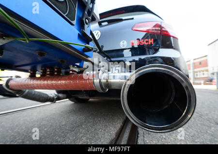 17 aprile 2018, Stuttgart, Germania: una stazione di misurazione è collegato ad un veicolo di prova da Bosch. Un nuovo tipo di tecnologia diesel viene testato che secondo Bosch, è destinato a ridurre drasticamente il numero di tutti i gas e le stazioni di gas. Foto: Sina Schuldt/dpa Foto Stock