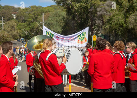Sydney, Australia. Mercoledì 25 Aprile 2018, Sydney, Australia. ANZAC Day marzo e servizio in Avalon Beach per ricordare coloro che sono morti da Australia e Nuova Zelanda le forze di difesa nei conflitti del passato. Credito: martin berry/Alamy Live News Foto Stock