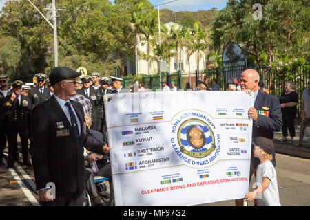 Sydney, Australia. Mercoledì 25 Aprile 2018, Sydney, Australia. ANZAC Day marzo e servizio in Avalon Beach per ricordare coloro che sono morti da Australia e Nuova Zelanda le forze di difesa nei conflitti del passato. Credito: martin berry/Alamy Live News Foto Stock