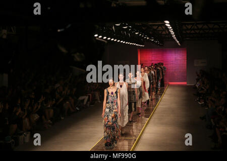 Sao Paulo, Brasile. 24 apr, 2018. I modelli presenti creazioni di Fabiana Milazzo durante il Sao Paulo Fashion Week in Sao Paulo, Brasile, il 24 aprile 2018. Credito: Rahel Patrasso/Xinhua/Alamy Live News Foto Stock