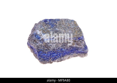 Lazulite pietra, isolato su sfondo bianco, crudo rock di lapislazzuli, macro Foto Stock