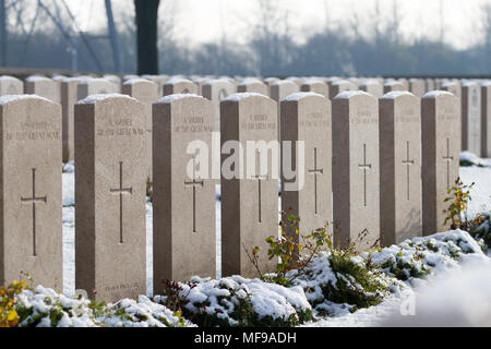 Neve che ricoprono le tombe dei soldati sconosciuti al Commonwealth War Graves commissioni (CWGC) marrone del cimitero di bosco ceduo in Northen Francia. Foto Stock