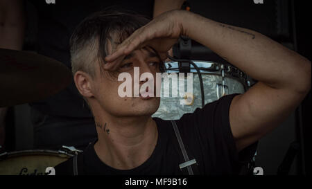 Pete Doherty eseguendo la domenica pomeriggio sul palco principale al vittorioso Festival 2017 Foto Stock