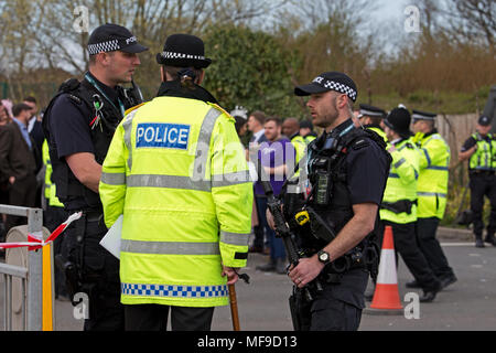 Armate pesantemente UK ufficiali della polizia in servizio all'L'Aintree Grand National meeting nel 2018 Foto Stock