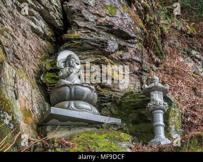 Statua di Kannon Bosatsu e ishidoro lanterna di pietra, Shosanji Tokushima, Shikoku Giappone Foto Stock