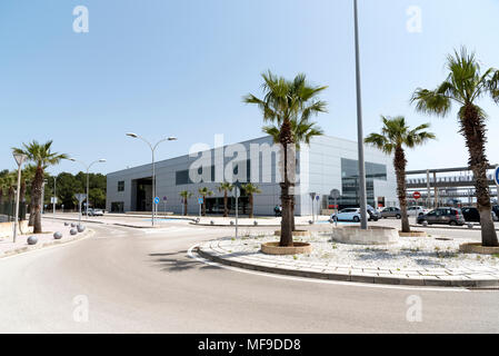 Porta d' Alcudia, Mallorca, Spagna. 2018. Ferry Terminal all'interno del porto commerciale complessa. Foto Stock