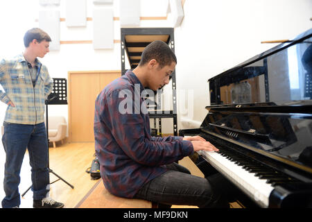 I musicisti in fase di riscaldamento su un pianoforte nella sala verde di un luogo in cui ascoltare musica Foto Stock