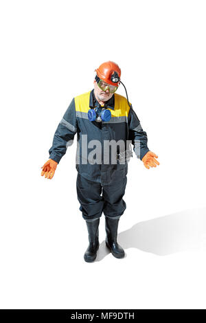 La studio shot di senior barbuto minatore maschio davanti alla telecamera su uno sfondo bianco. Foto Stock