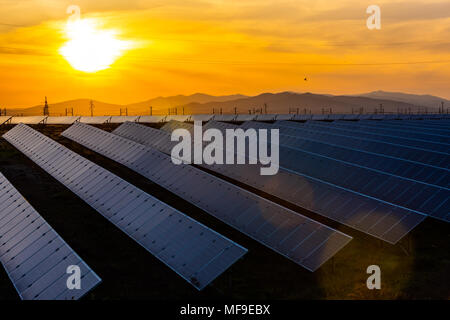 Energia solare stazione, alternativa fonte di elettricità Foto Stock